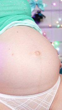 Těhotná škádlí a prosí tě, abys ji ošukal, břicho zblízka