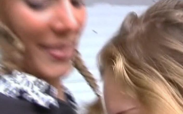 Deutsche Frauen: Sexy teen tedesche condividono un grosso cazzo in un trio