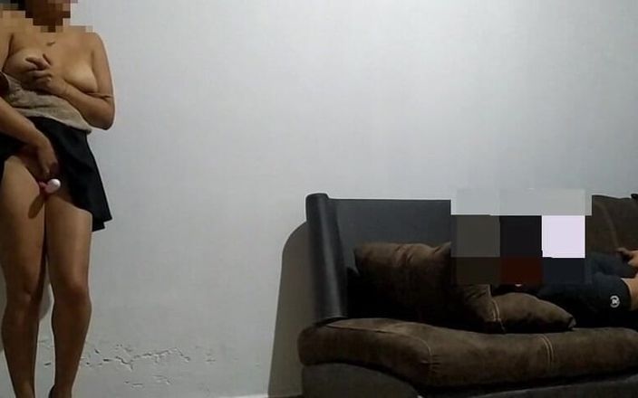 Katerine: Hermanastro masturbándose en el sofá