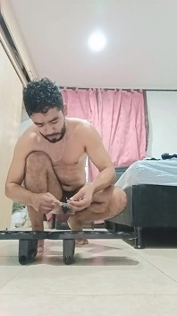 男人锻炼、出汗和自慰