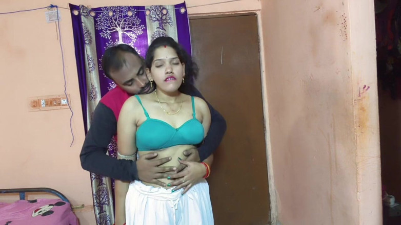 Sona bhabhi: Meia-irmã buceta fodida com força por seu meio-irmão, quando ela...
