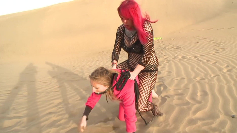 Hunterotic: Lesbian Dunes Pony ขี่ควยสุดขีด