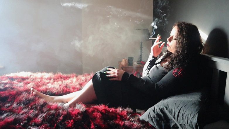 Goddess Kinx: Yandan görünüm sigara içme