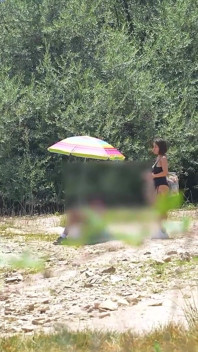 《海滩上的巡游与性爱》。埃琳娜·德拉维加假装在公共场合与一名洗澡者发生关系