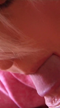 Amateur Girl Gives Blowjob Homemade
