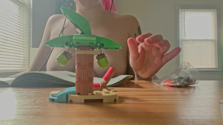 lilredvelvettt: 赤裸上身的乐高拼搭 asmr