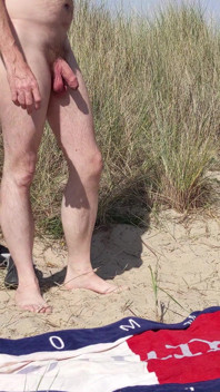 Sikanie nago Popisywanie się i orgazm dla podglądaczy na plaży nudystów - Rockard Daddy