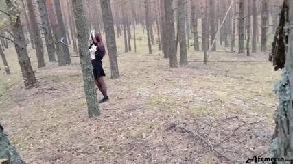 Afemeria: Брюнетка в масці спіймана в лісі і смокче член