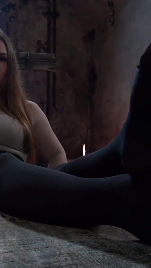 Cirque de Reell: Mistress Feet