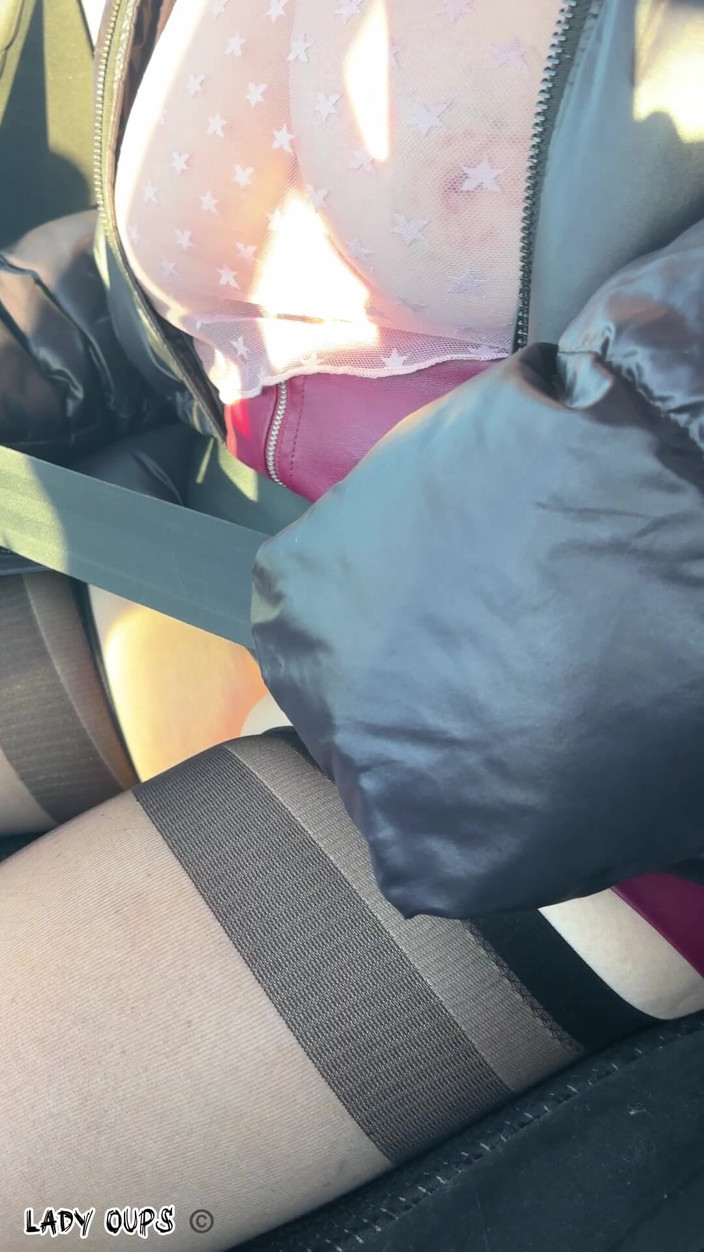 Lady Oups: Soție sexy în micro fustă, ciorapi, jartiertieră în mașină