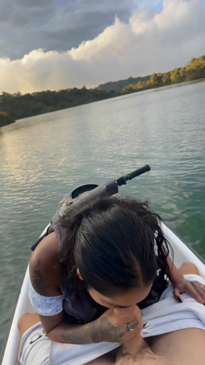 Yasmina and Brady: Yasmina khan ngocok kontolku sampai kering di jet ski dan...