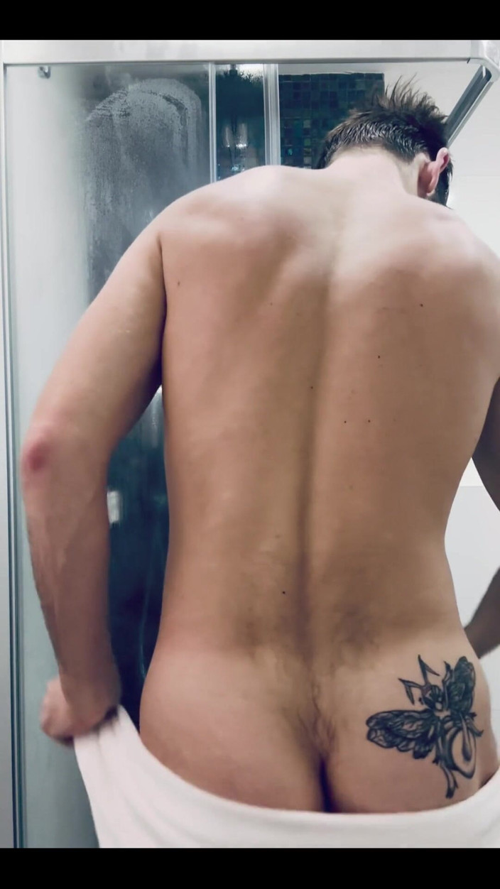 BohemianBoy: ¿Te gustaría tomar una ducha juntos?