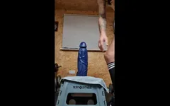 Gioca con il dildo da sola e scopa la macchina