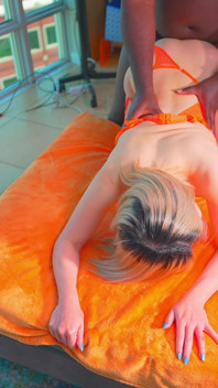 Asijská modelka Nico Love dostává od bbc fotografa