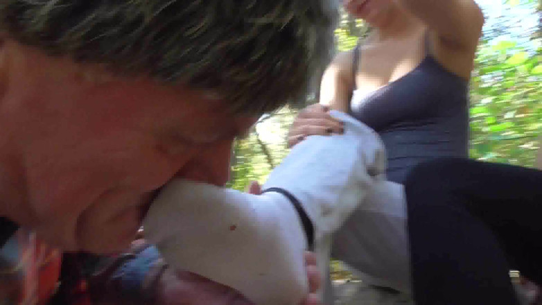 Foot Girls: Nô lệ già phải ngửi bàn chân hôi thối