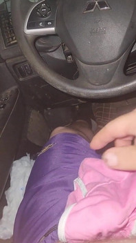 Používání růžových kalhotek k honění v mém autě.