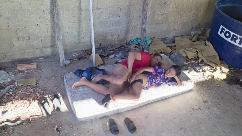 Bebes vagabundas: Lesbe auf der Terrasse