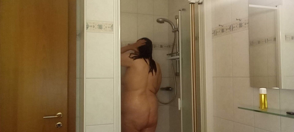 SchwarzeGraefin: Wanita dewasa dengan payudara kecil &amp; bokong besar di kamar mandi