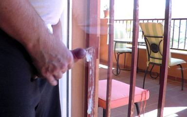 Sex hub male: John stříká na okno ložnice