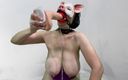 VeeVee Vixen: Maskeli domuz sürtük dildo emiyor ve göğüsleri zıplıyor