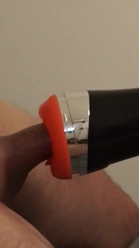 Une machine à edging trait une bite lentement pour jouir