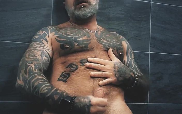 Marc Angelo: Розбиття горіха перед душем