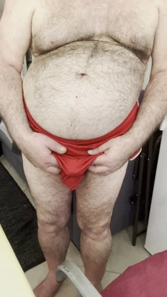 As bolas do treinador Karl acidentalmente escapam do short da academia enquanto acariciam seu pau.