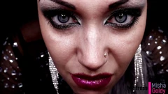 패자에게 침을 뱉고 굴욕을 뱉는 여신!