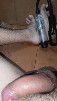 一个慢速真空泵把我的阴茎吸到最大尺寸，直到我尿尿和射精。