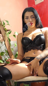Yasmin, palenie i gorąca masturbacja