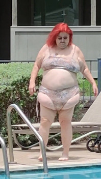 Musim panas telah tiba! Masa untuk Lawatan Pertama Ke Kolam Jururawat Besar Seksi Vicki Style!