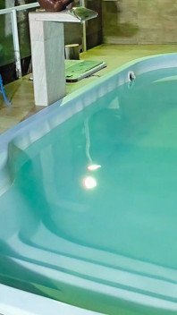 Flagra! Sorpreso Da Due Brune Che Si Masturbano Nella Piscina Pubblica Del Condominio