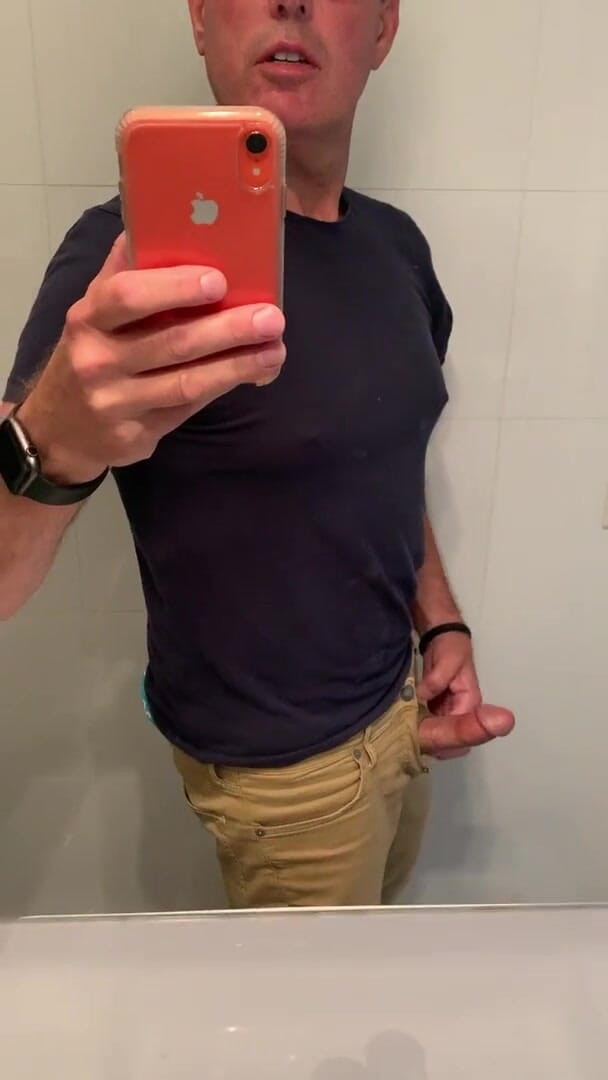 TJenner: 今日の縁取りセッション、赤く脈打つチンポを見せて