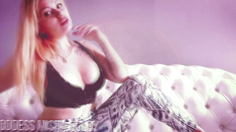 Goddess Misha Goldy: 吸烟迷恋与精液 p 一个 y 倒计时！