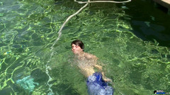 Homo Emo: लम्बे लंड वाली कमसिन अकेले वीर्य खा रही है!