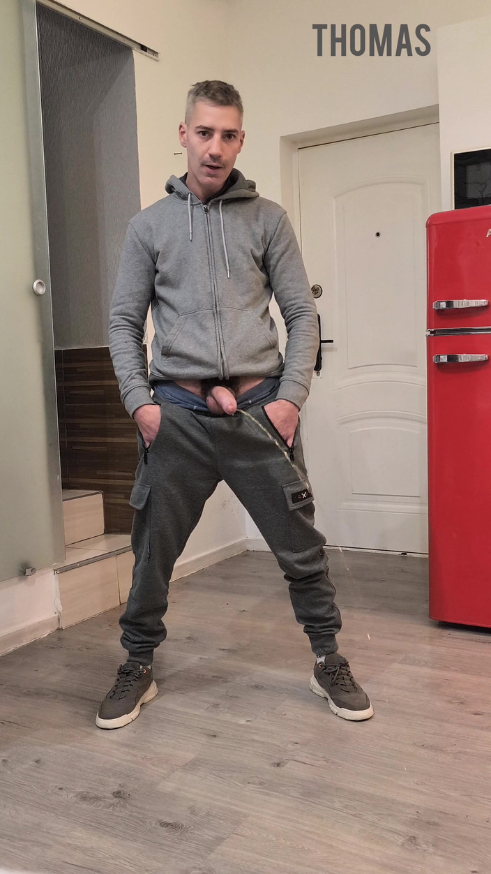 Dexterxxlfun: 来自托马斯的一些免提撒尿。