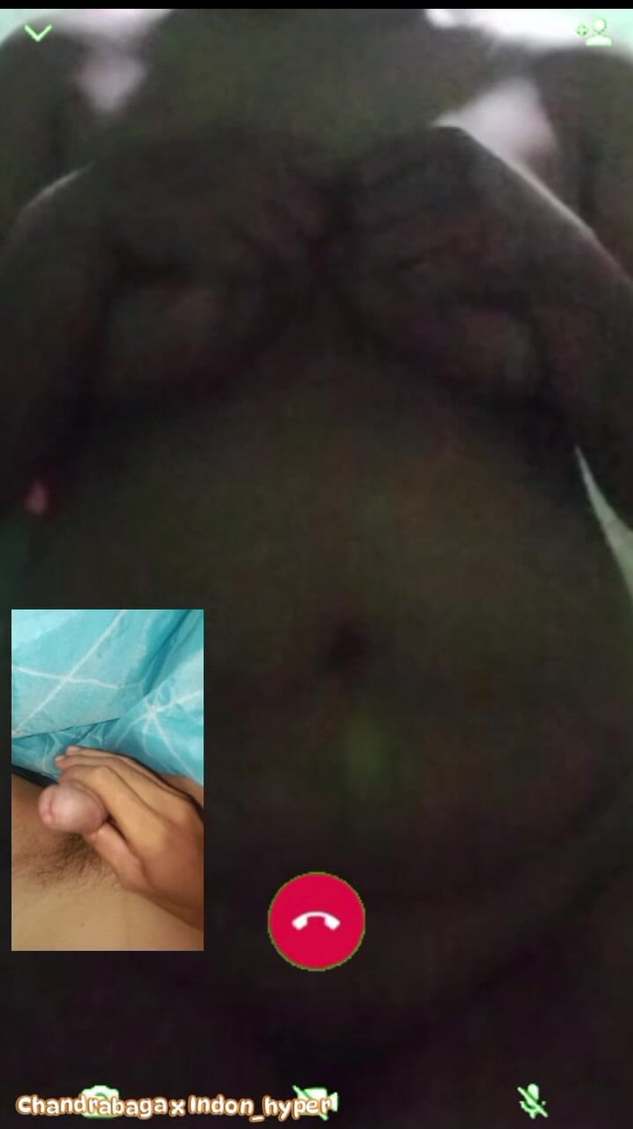 Claraidn: 和我的继母的视频通话性爱，我真的希望我的鸡巴在她的乳房里被挤压