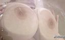 My Boobs: Une rousse aux seins naturels énormes se fait mouiller les seins...