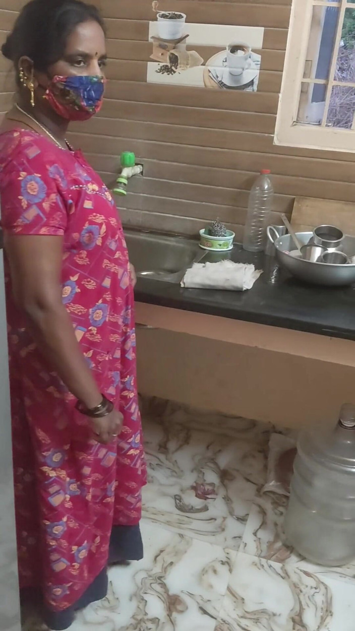 Thesana: Mulgătorul, servitoarea și proprietarul