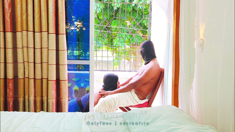 Sexieafric: Sexo apasionado caliente en el balcón casi se atrapa