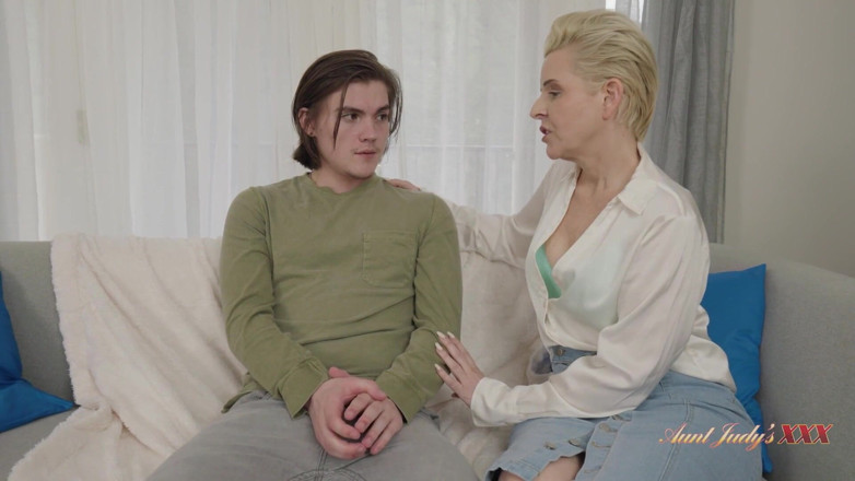 Aunt Judy's XXX: Ajudysxxx - นักบำบัด MILF วัยผู้ใหญ่ Bobbi Shay ช่วยเหลือคนไข้เหงา