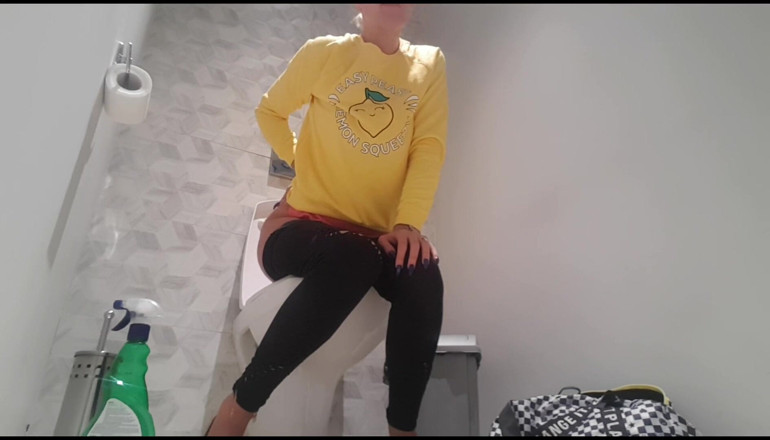 Erotic Tanya: Сцены с пердежом в туалете