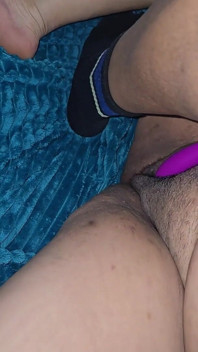 Lagi asik mainin memek muncrat tante seksi latinamilf