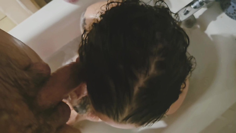 Tatianal 1: Tatianal mengisap penisnya dan dia cum di mulutnya