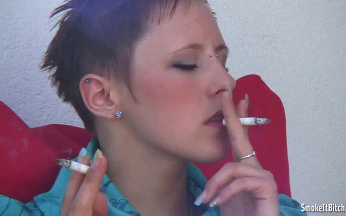 Smoke it bitch: Fumătoare dublă fierbinte fierbinte
