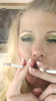 Röker 3 cigaretter i underkläder!