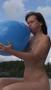 Blow2popp nahý na jezeře