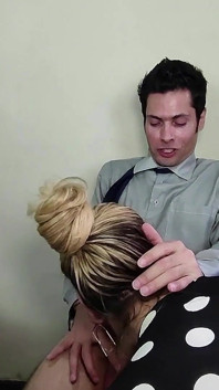 Suzie Troia in segretaria maliziosa chiude il contratto con i boss
