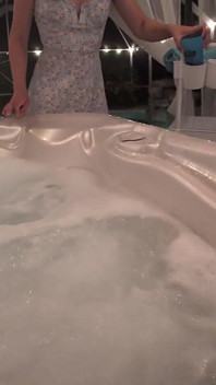 Ditalino Nella Vasca Idromassaggio Termina Con Il Sesso in Piscina