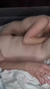 Moglie sexy ama leccare i bucio di culo e scopare forte la figa con un enorme dildo